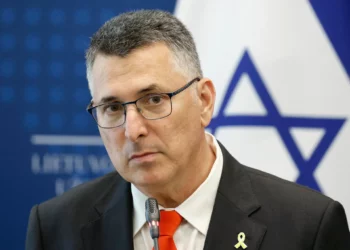 El ministro de Asuntos Exteriores, Gideon Sa'ar, observa durante una conferencia de prensa conjunta con su homólogo lituano en el Ministerio de Asuntos Exteriores en Vilna el 1 de julio de 2025. (Petras Malukas / AFP)