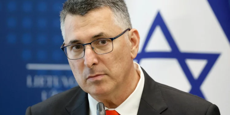 El ministro de Asuntos Exteriores, Gideon Sa'ar, observa durante una conferencia de prensa conjunta con su homólogo lituano en el Ministerio de Asuntos Exteriores en Vilna el 1 de julio de 2025. (Petras Malukas / AFP)