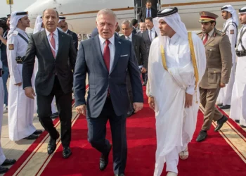 El viceprimer ministro de Qatar, el jeque Saud bin Abdulrahman al-Thani (centro), recibe al rey Abdullah II de Jordania a su llegada para asistir a una cumbre árabe-islámica en Doha el 15 de septiembre de 2025. (Agencia de Noticias de Qatar / AFP)