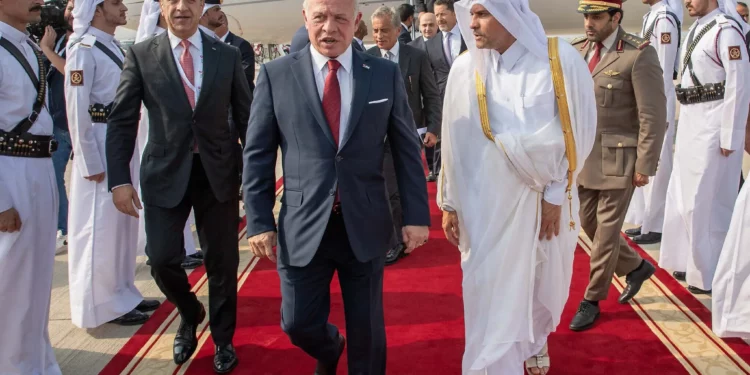 El viceprimer ministro de Qatar, el jeque Saud bin Abdulrahman al-Thani (centro), recibe al rey Abdullah II de Jordania a su llegada para asistir a una cumbre árabe-islámica en Doha el 15 de septiembre de 2025. (Agencia de Noticias de Qatar / AFP)