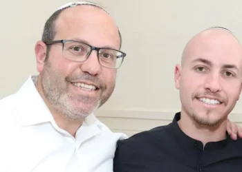 Tzvika Mor en una foto sin fecha con su hijo Eitan, quien se encuentra cautivo por Hamás en Gaza. (Cortesía)