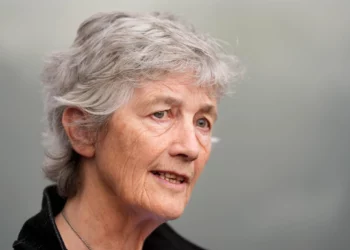 La candidata presidencial irlandesa, Catherine Connolly, habla con los medios durante una visita a las oficinas de Alone en Dublín, el 8 de octubre de 2025. (PA Images vía Reuters Connect)