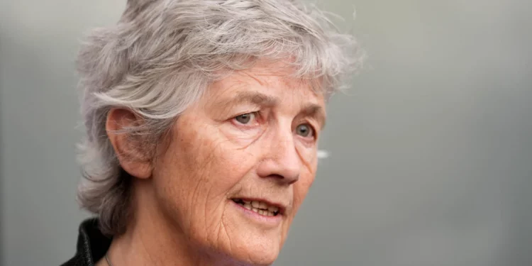 La candidata presidencial irlandesa, Catherine Connolly, habla con los medios durante una visita a las oficinas de Alone en Dublín, el 8 de octubre de 2025. (PA Images vía Reuters Connect)