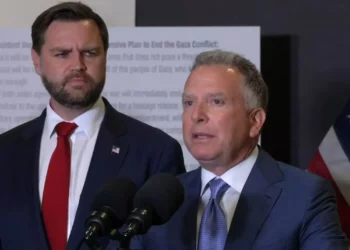 El enviado especial de EE. UU., Steve Witkoff, habla en una conferencia de prensa en Israel, el 21 de octubre de 2025. El vicepresidente J. D. Vance aparece a la izquierda. (Captura de pantalla de YouTube)
