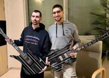 Guy Gilboa Dalal, a la izquierda, y Evyatar David, a la derecha, el 18 de octubre de 2025. (Cortesía)