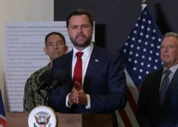 El vicepresidente estadounidense, J. D. Vance, ofrece una conferencia de prensa en Israel, el 21 de octubre de 2025. (Captura de pantalla de YouTube)