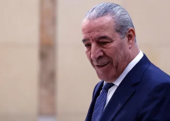 El secretario general del Comité Ejecutivo de la Organización para la Liberación de Palestina, Hussein al-Sheikh, asiste a la 32.ª sesión del Consejo Central de la OLP en Ramallah el 23 de abril de 2025. (Zain Jaafar/AFP)