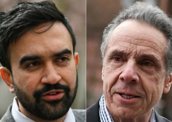 Esta combinación de imágenes creada el 24 de junio de 2025 muestra al candidato a la alcaldía de la ciudad de Nueva York y representante estatal demócrata Zohran Mamdani (izq.) en la ciudad de Nueva York el 16 de abril de 2025 y al candidato a la alcaldía de la ciudad de Nueva York Andrew Cuomo (der.) en la ciudad de Nueva York el 13 de abril de 2025 (ANGELA WEISS y CHARLY TRIBALLEAU / AFP)
