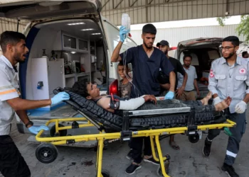Un niño palestino, herido por disparos mientras esperaba los camiones de ayuda que ingresaban al norte de la Franja de Gaza por el cruce de Zikim, es bajado de una ambulancia tras llegar al Hospital Shifa en la ciudad de Gaza para recibir atención médica, el 27 de julio de 2025. (Omar Al-Qattaa/AFP)
