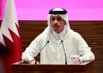 El primer ministro y ministro de Asuntos Exteriores de Qatar, Mohammed bin Abdulrahman al-Thani, ofrece una rueda de prensa tras los ataques israelíes en Doha el 9 de septiembre de 2025. (Karim JAAFAR / AFP)