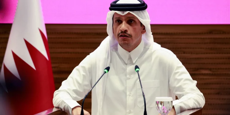 El primer ministro y ministro de Asuntos Exteriores de Qatar, Mohammed bin Abdulrahman al-Thani, ofrece una rueda de prensa tras los ataques israelíes en Doha el 9 de septiembre de 2025. (Karim JAAFAR / AFP)