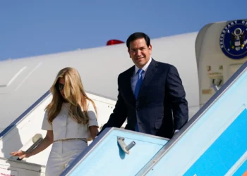 El secretario de Estado de Estados Unidos, Marco Rubio, y su esposa, Jeanette Dousdebes, llegan al aeropuerto Ben Gurion el 14 de septiembre de 2025. (Nathan Howard / POOL / AFP)
