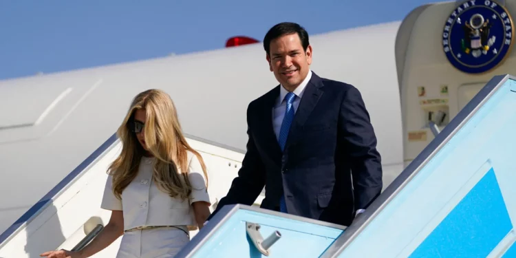 El secretario de Estado de Estados Unidos, Marco Rubio, y su esposa, Jeanette Dousdebes, llegan al aeropuerto Ben Gurion el 14 de septiembre de 2025. (Nathan Howard / POOL / AFP)