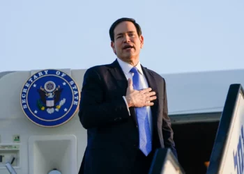 El secretario de Estado de Estados Unidos, Marco Rubio, aborda un avión que sale de Tel Aviv hacia Qatar tras una visita oficial, en el Aeropuerto Internacional Ben Gurion, el 16 de septiembre de 2025 (Nathan Howard / POOL / AFP)