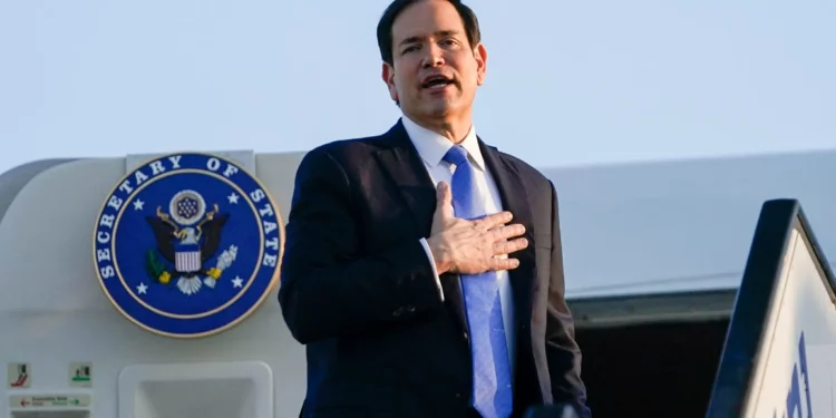 El secretario de Estado de Estados Unidos, Marco Rubio, aborda un avión que sale de Tel Aviv hacia Qatar tras una visita oficial, en el Aeropuerto Internacional Ben Gurion, el 16 de septiembre de 2025 (Nathan Howard / POOL / AFP)