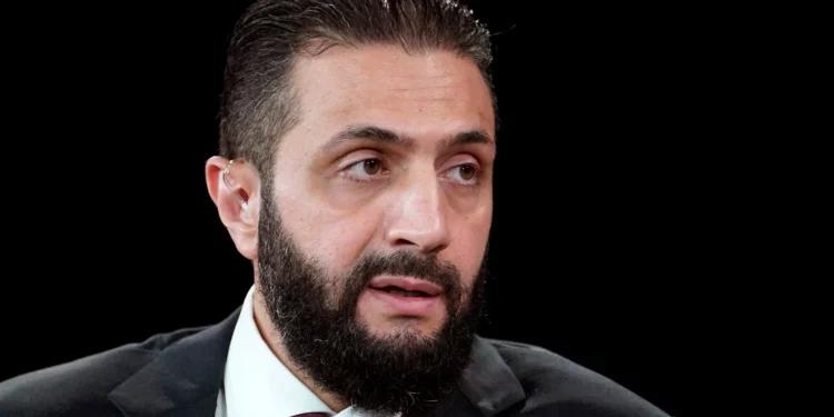 El presidente sirio, Ahmed al-Sharaa, habla en el escenario durante la Cumbre Anual Concordia 2025 en el Hotel Sheraton New York Times Square, Nueva York, el 22 de septiembre de 2025. (Riccardo Savi/Getty Images para la Cumbre Anual Concordia/AFP)