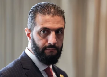 El presidente sirio, Ahmed al-Sharaa, espera reunirse con el presidente francés, Emmanuel Macron, al margen de la Asamblea General de las Naciones Unidas en la sede de la ONU en la ciudad de Nueva York, el 24 de septiembre de 2025. (Ludovic MARIN / POOL / AFP)