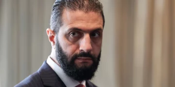 El presidente sirio, Ahmed al-Sharaa, espera reunirse con el presidente francés, Emmanuel Macron, al margen de la Asamblea General de las Naciones Unidas en la sede de la ONU en la ciudad de Nueva York, el 24 de septiembre de 2025. (Ludovic MARIN / POOL / AFP)