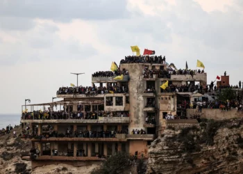 Simpatizantes de Hezbolá se reúnen en un edificio abandonado para conmemorar el primer aniversario del asesinato del líder del partido, Hassan Nasrallah, en el barrio de Raouche de Beirut, el 25 de septiembre de 2025. (ANWAR AMRO / AFP)