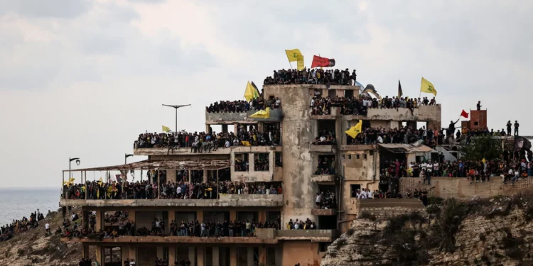 Simpatizantes de Hezbolá se reúnen en un edificio abandonado para conmemorar el primer aniversario del asesinato del líder del partido, Hassan Nasrallah, en el barrio de Raouche de Beirut, el 25 de septiembre de 2025. (ANWAR AMRO / AFP)