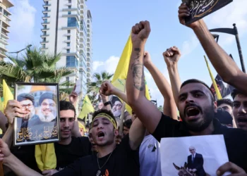 Simpatizantes de Hezbolá izan las banderas amarillas del partido y fotografías de su líder asesinado, Hassan Nasrallah, al conmemorar el primer aniversario de su muerte, en la zona costera de Raouche, en Beirut, el 25 de septiembre de 2025. (Anwar Amro / AFP)