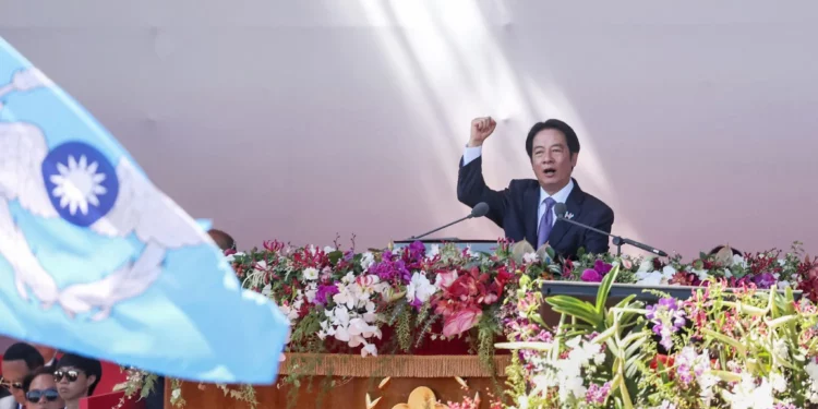 El presidente de Taiwán, Lai Ching-te, pronuncia un discurso durante las celebraciones del Día Nacional en el Palacio Presidencial de Taipéi, el 10 de octubre de 2025. (I-HWA CHENG / AFP)