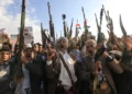 Partidarios de los hutíes de Yemen blanden armas durante una manifestación de condena a Israel, en Saná, el 17 de octubre de 2025. (Mohammed HUWAIS / AFP)
