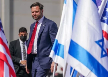 El vicepresidente J. D. Vance llega al aeropuerto Ben Gurión el 21 de octubre de 2025 en Tel Aviv, Israel. (POOL / GETTY IMAGES NORTH AMERICA / Getty Images vía AFP)