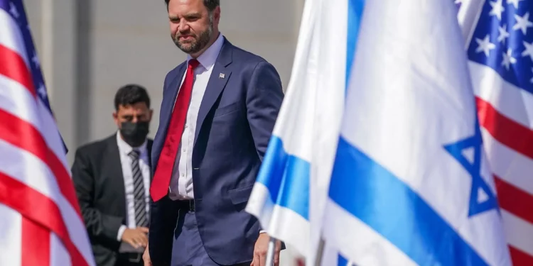 El vicepresidente J. D. Vance llega al aeropuerto Ben Gurión el 21 de octubre de 2025 en Tel Aviv, Israel. (POOL / GETTY IMAGES NORTH AMERICA / Getty Images vía AFP)