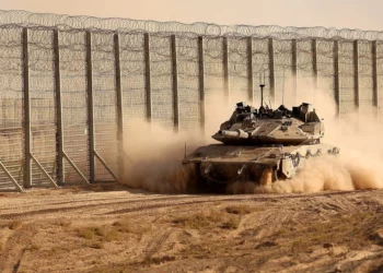 Las tropas israelíes avanzan a lo largo de la valla fronteriza entre Israel y la Franja de Gaza el 21 de octubre de 2025. (Jack GUEZ / AFP)