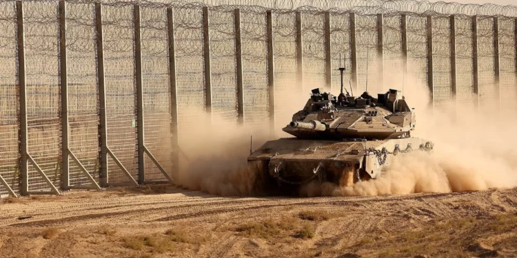 Las tropas israelíes avanzan a lo largo de la valla fronteriza entre Israel y la Franja de Gaza el 21 de octubre de 2025. (Jack GUEZ / AFP)