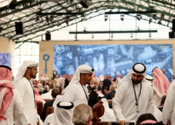 La gente asiste a la ceremonia de apertura de la Iniciativa de Inversión Futura, en Riad, el 28 de octubre de 2025 (Fayez Nureldine / AFP)