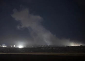 Humo se eleva tras un ataque israelí en el norte de Gaza, visto desde el sur de Israel, 29 de octubre de 2025 (FADEL SENNA / AFP)