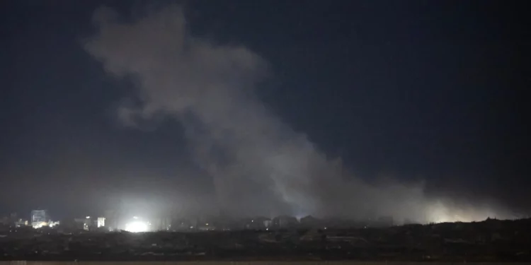 Humo se eleva tras un ataque israelí en el norte de Gaza, visto desde el sur de Israel, 29 de octubre de 2025 (FADEL SENNA / AFP)
