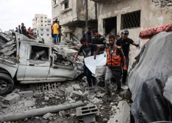 Palestinos recuperan un cuerpo de entre los escombros de una casa destruida en un ataque israelí nocturno en la ciudad de Gaza el 29 de octubre de 2025 (Omar AL-QATTAA / AFP)