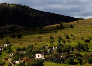 La aldea abandonada de Varisia se ve dentro de la zona de amortiguamiento controlada por la ONU que divide las áreas chipriotas del sur de Grecia y del norte de Turquía desde la invasión turca de 1974, fotografiada el 26 de marzo de 2021. (AP/Petros Karadjias)