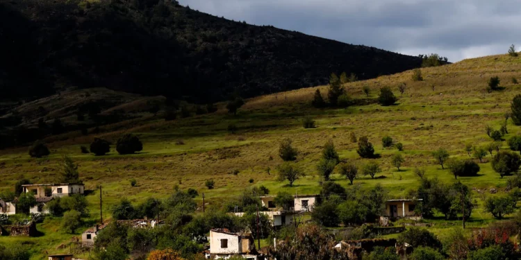 La aldea abandonada de Varisia se ve dentro de la zona de amortiguamiento controlada por la ONU que divide las áreas chipriotas del sur de Grecia y del norte de Turquía desde la invasión turca de 1974, fotografiada el 26 de marzo de 2021. (AP/Petros Karadjias)