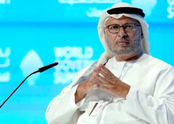 El ministro de Estado de Asuntos Exteriores de los Emiratos Árabes Unidos, Anwar Gargash, asiste a la Cumbre Mundial de Gobiernos en la Expo Dubái 2020, en Dubái, Emiratos Árabes Unidos, el 29 de marzo de 2022 (Foto AP/Ebrahim Noroozi)