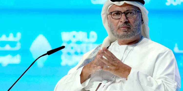 El ministro de Estado de Asuntos Exteriores de los Emiratos Árabes Unidos, Anwar Gargash, asiste a la Cumbre Mundial de Gobiernos en la Expo Dubái 2020, en Dubái, Emiratos Árabes Unidos, el 29 de marzo de 2022 (Foto AP/Ebrahim Noroozi)
