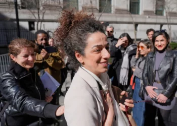 Masih Alinejad saluda a amigos y simpatizantes a las afueras del juzgado federal tras testificar en el juicio contra dos hombres acusados ​​de conspirar para asesinarla en Nueva York, el martes 18 de marzo de 2025. (Foto AP/Seth Wenig)