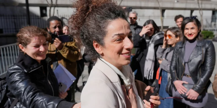 Masih Alinejad saluda a amigos y simpatizantes a las afueras del juzgado federal tras testificar en el juicio contra dos hombres acusados ​​de conspirar para asesinarla en Nueva York, el martes 18 de marzo de 2025. (Foto AP/Seth Wenig)