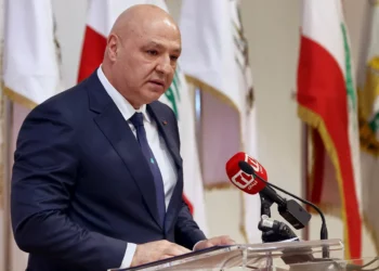 En esta fotografía difundida por la oficina de prensa de la Presidencia libanesa, el presidente libanés Joseph Aoun pronuncia un discurso durante una ceremonia conmemorativa del Día del Ejército en el Ministerio de Defensa del país en Yarzeh, cerca de Beirut, Líbano, el jueves 31 de julio de 2025. (Oficina de prensa de la Presidencia libanesa vía AP)