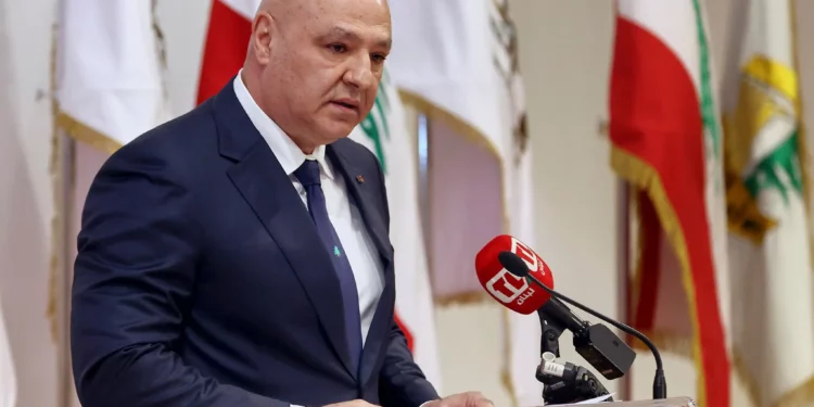 En esta fotografía difundida por la oficina de prensa de la Presidencia libanesa, el presidente libanés Joseph Aoun pronuncia un discurso durante una ceremonia conmemorativa del Día del Ejército en el Ministerio de Defensa del país en Yarzeh, cerca de Beirut, Líbano, el jueves 31 de julio de 2025. (Oficina de prensa de la Presidencia libanesa vía AP)