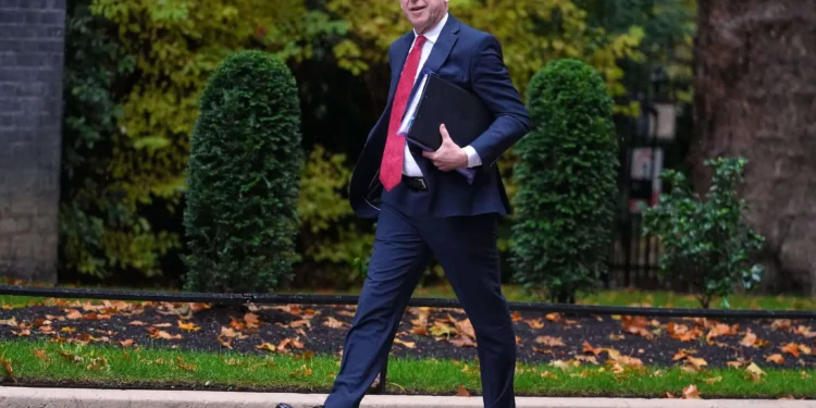 John Healey, secretario de Estado de Defensa de Gran Bretaña, llega a una reunión de gabinete en Downing Street, Londres, el 20 de octubre de 2025. (AP/Kirsty Wigglesworth)
