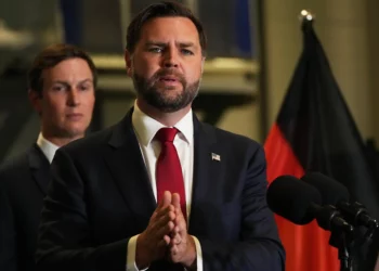 El vicepresidente de Estados Unidos, J. D. Vance, habla con los medios ante la mirada de Jared Kushner, en Kiryat Gat, el 21 de octubre de 2025 (Foto AP/Francisco Seco)