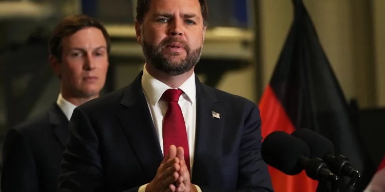 El vicepresidente de Estados Unidos, J. D. Vance, habla con los medios ante la mirada de Jared Kushner, en Kiryat Gat, el 21 de octubre de 2025 (Foto AP/Francisco Seco)