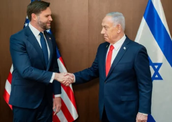 El vicepresidente estadounidense, J. D. Vance (izquierda), se reúne con el primer ministro, Benjamin Netanyahu, en la oficina del primer ministro en Jerusalén, Israel, el 22 de octubre de 2025. (Nathan Howard/The New York Times vía AP, Pool)