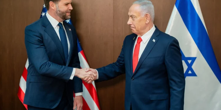El vicepresidente estadounidense, J. D. Vance (izquierda), se reúne con el primer ministro, Benjamin Netanyahu, en la oficina del primer ministro en Jerusalén, Israel, el 22 de octubre de 2025. (Nathan Howard/The New York Times vía AP, Pool)