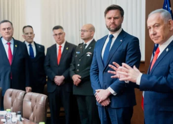 El vicepresidente estadounidense, J. D. Vance (segundo por la derecha), escucha al primer ministro, Benjamin Netanyahu, durante una reunión en su despacho en Jerusalén, Israel, el 22 de octubre de 2025. (Nathan Howard/The New York Times vía AP, Pool)