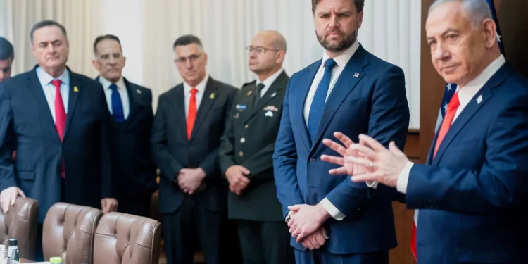 El vicepresidente estadounidense, J. D. Vance (segundo por la derecha), escucha al primer ministro, Benjamin Netanyahu, durante una reunión en su despacho en Jerusalén, Israel, el 22 de octubre de 2025. (Nathan Howard/The New York Times vía AP, Pool)
